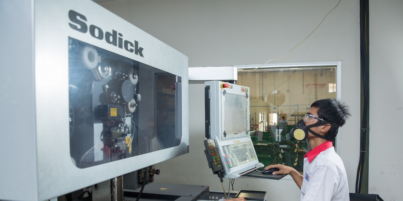 EDM Wire Cut Machine